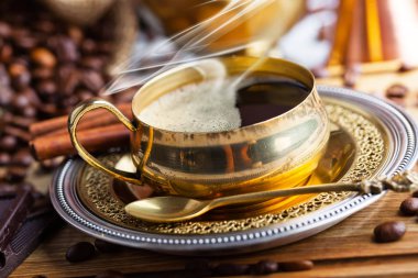 Eski arka plan üzerinde siyah kahve