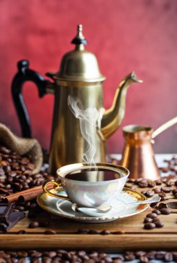 Eski arka plan üzerinde siyah kahve