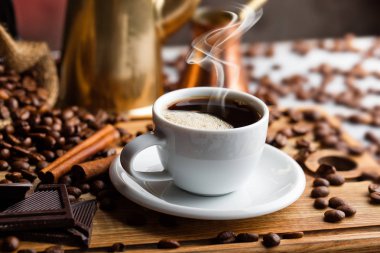 Eski arka plan üzerinde siyah kahve