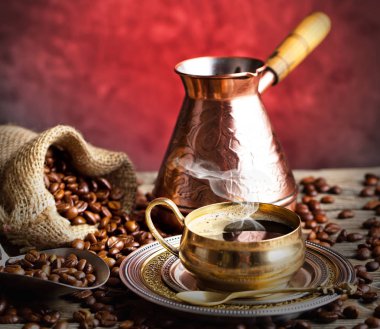 Eski arka plan üzerinde siyah kahve