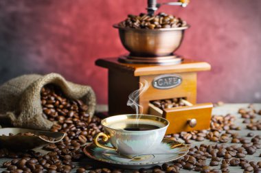 Eski arka plan üzerinde siyah kahve