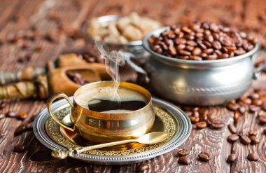 Eski arka plan üzerinde siyah kahve