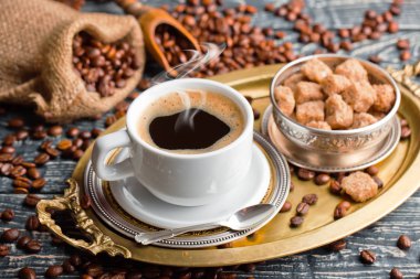 Eski arka plan üzerinde siyah kahve