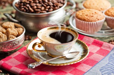 Eski arka plan üzerinde siyah kahve