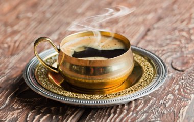 Eski arka plan üzerinde siyah kahve