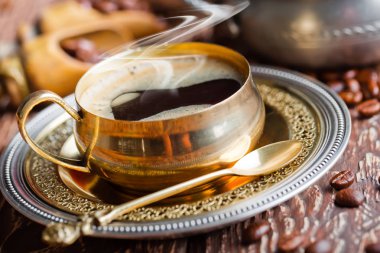 Eski arka plan üzerinde siyah kahve