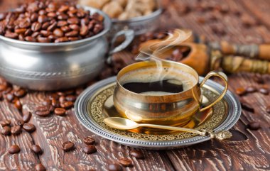 Eski arka plan üzerinde siyah kahve