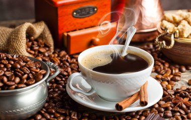 Eski arka plan üzerinde siyah kahve