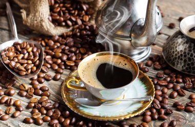 Eski arka plan üzerinde siyah kahve