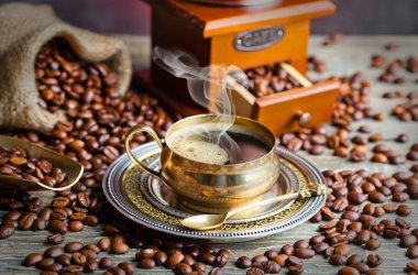 Eski arka plan üzerinde siyah kahve