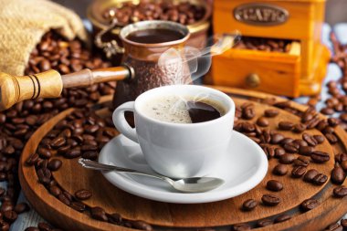 Eski arka plan üzerinde siyah kahve