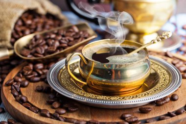 Eski arka plan üzerinde siyah kahve