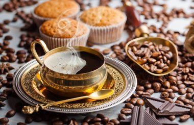 Eski arka plan üzerinde siyah kahve