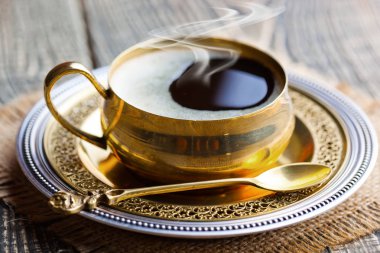 Eski arka plan üzerinde siyah kahve