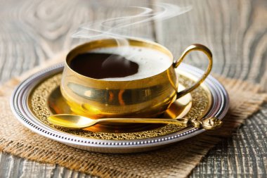 Eski arka plan üzerinde siyah kahve