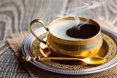 Eski arka plan üzerinde siyah kahve