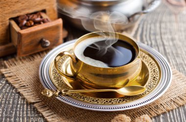 Eski arka plan üzerinde siyah kahve