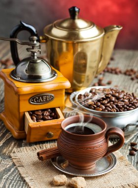 Eski arka plan üzerinde siyah kahve