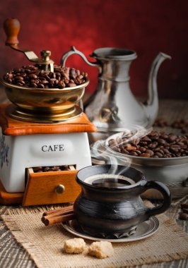 Eski arka plan üzerinde siyah kahve