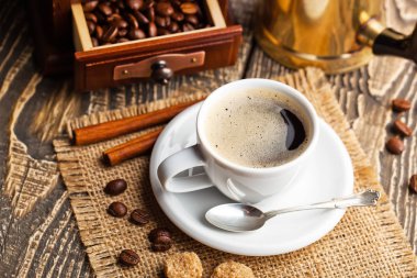 Eski arka plan üzerinde siyah kahve