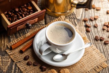 Eski arka plan üzerinde siyah kahve