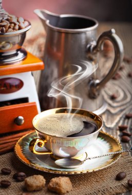 Eski arka plan üzerinde siyah kahve