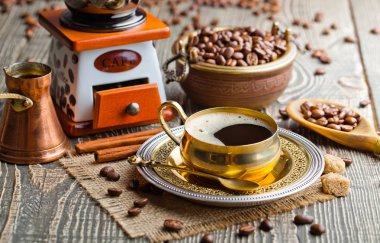 Eski arka plan üzerinde siyah kahve