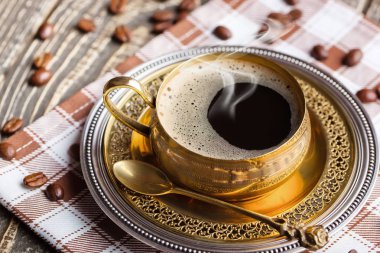 Eski arka plan üzerinde siyah kahve