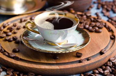 Eski arka plan üzerinde siyah kahve