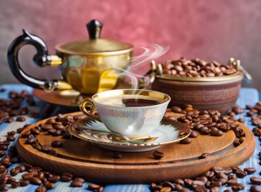 Eski arka plan üzerinde siyah kahve