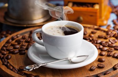 Eski arka plan üzerinde siyah kahve