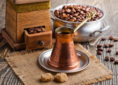 Eski arka plan üzerinde siyah kahve