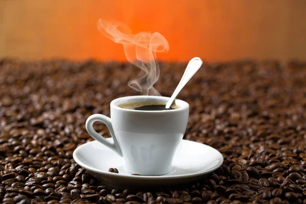 Caffè nero sul vecchio sfondo — Foto Stock