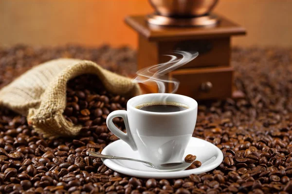 Caffè nero sul vecchio sfondo — Foto Stock