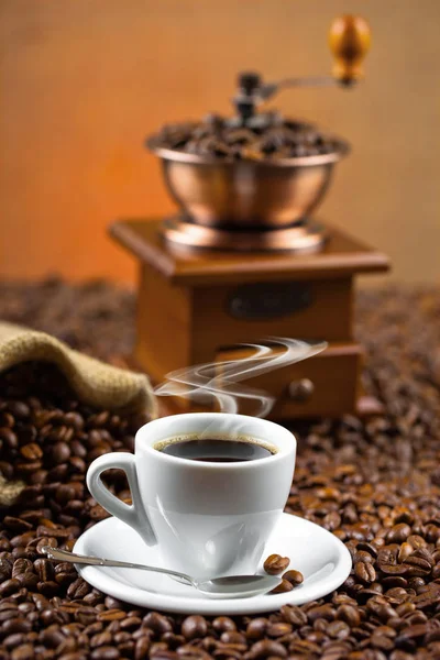 Czarna kawa na stary tło — Zdjęcie stockowe