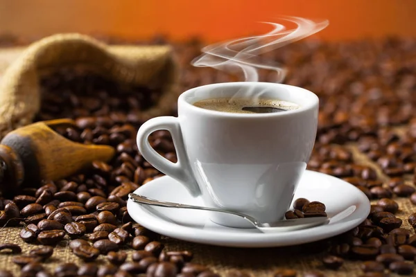 Caffè nero sul vecchio sfondo — Foto Stock