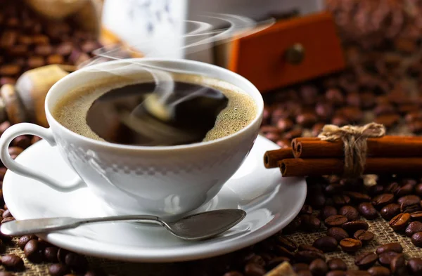 Eski arka plan üzerinde siyah kahve