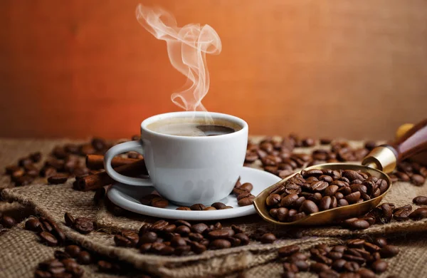 Caffè nero sul vecchio sfondo — Foto Stock