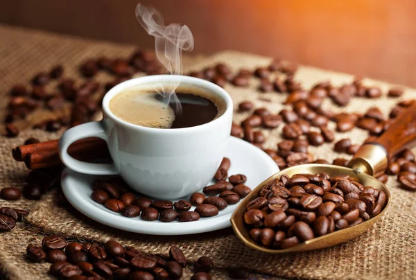 Eski arka plan üzerinde siyah kahve