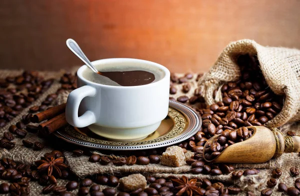 Café negro en el fondo viejo — Foto de Stock