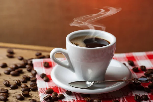 Caffè nero sul vecchio sfondo — Foto Stock