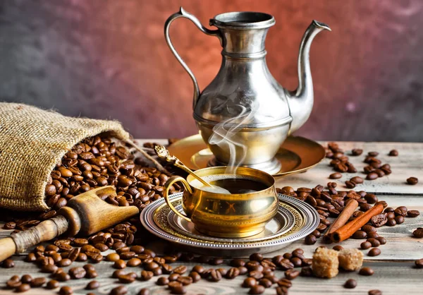 Eski arka plan üzerinde siyah kahve