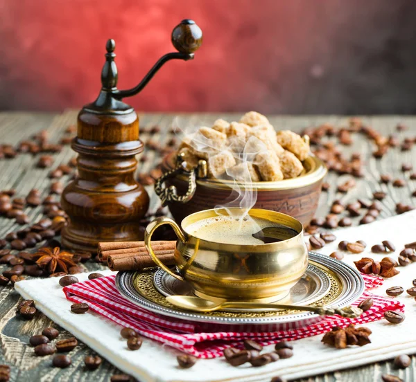 Eski arka plan üzerinde siyah kahve