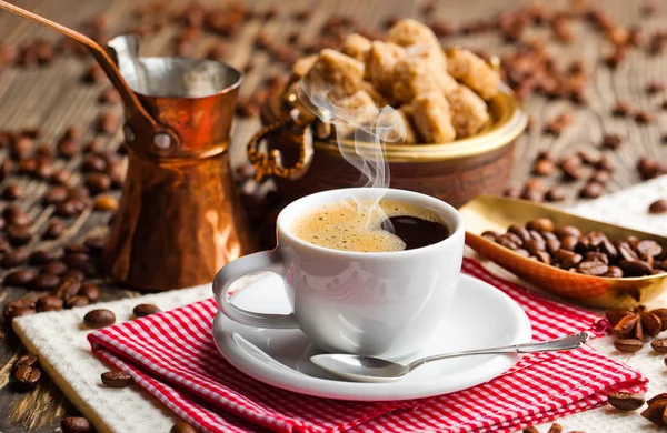 Caffè nero sul vecchio sfondo — Foto Stock