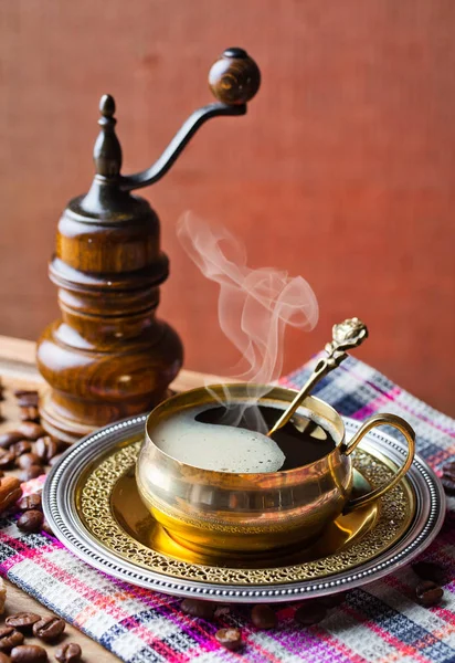 Zwarte koffie op de oude achtergrond — Stockfoto