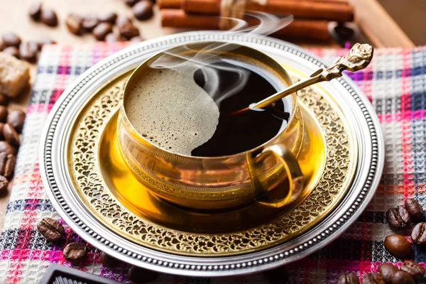 Eski arka plan üzerinde siyah kahve