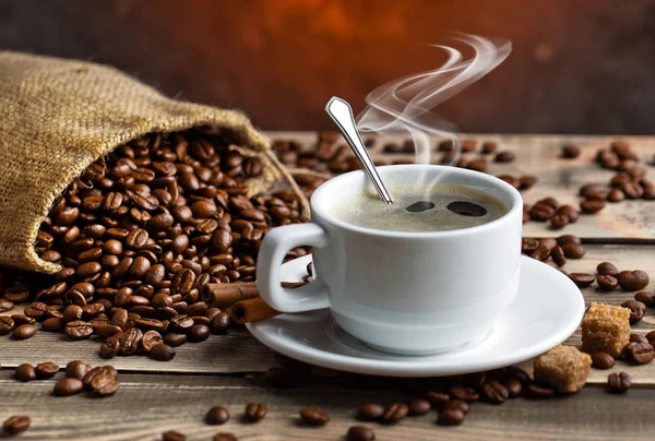 Eski arka plan üzerinde siyah kahve