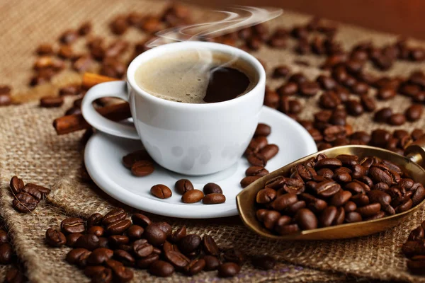 Eski arka plan üzerinde siyah kahve