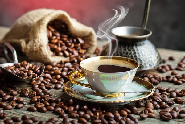 Schwarzer Kaffee auf altem Hintergrund — Stockfoto