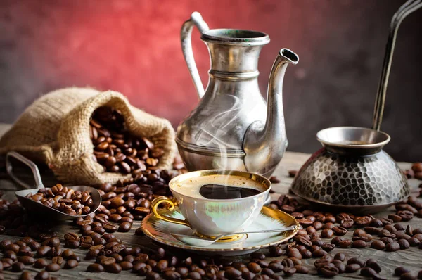 Schwarzer Kaffee auf altem Hintergrund — Stockfoto